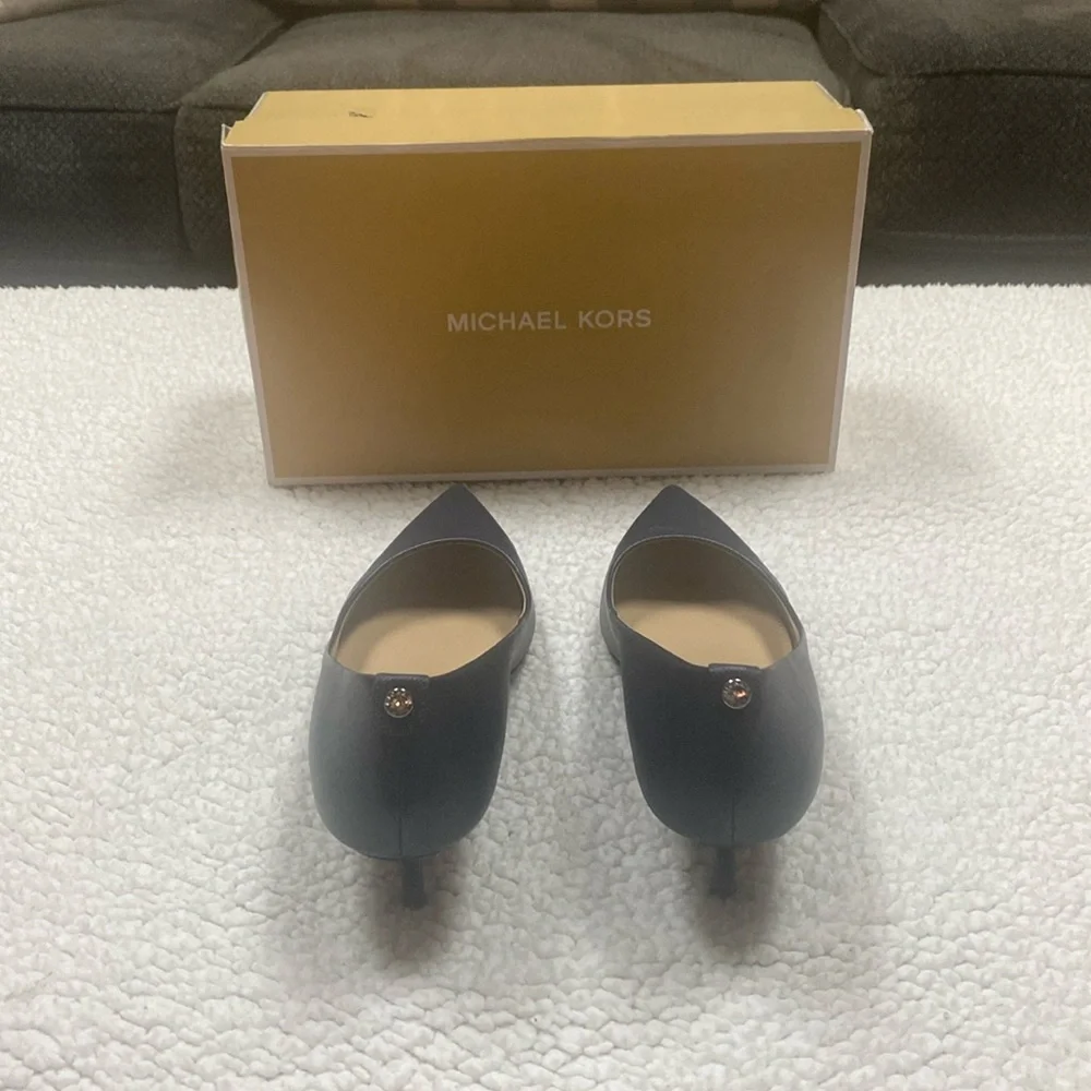 Michael Kors - MK Flex - Leather Kitten Heel. NAVY - Picture 2 of 8